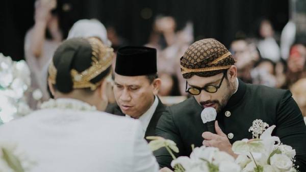 Tora menikahkan anaknya Tora menikahkan anaknya