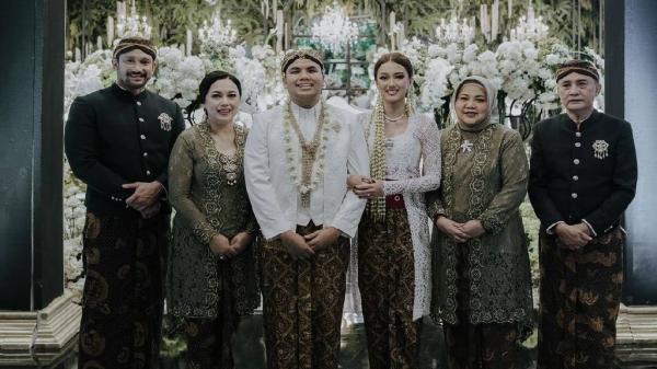 Tora Sudiro bersama keluarga besarnya Tora Sudiro bersama keluarga besarnya