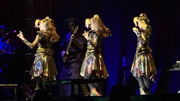 Penampilan BABYMETAL di BMTH Penampilan BABYMETAL di konser BMTH