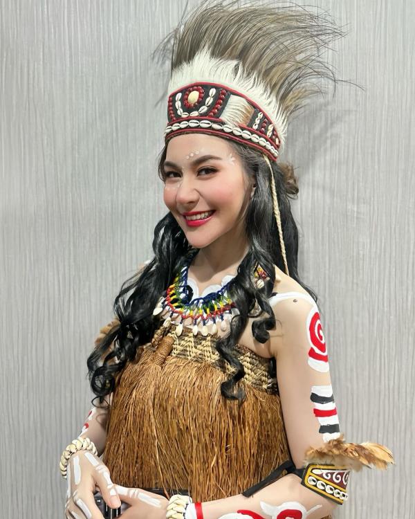 Polwan Putri Cikita kenakan pakaian Papua Polwan Putri Cikita kenakan pakaian Papua