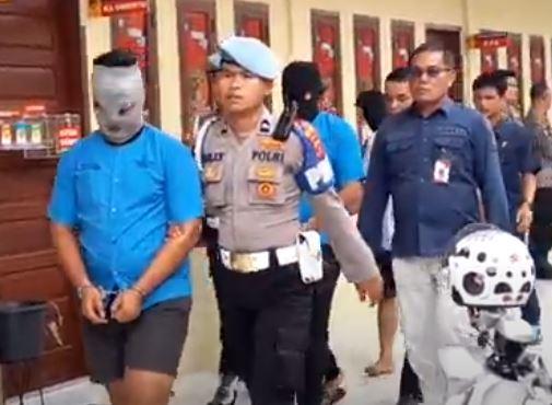 Polisi Rampok Mobil ATM Tim gabungan Polda Sumbar menangkap dua oknum polisi dalang perampokan mobil pengisi ATM Rp5,6 miliar di Kota Padang, Rabu (28/8/2024). (Foto: iNews)
