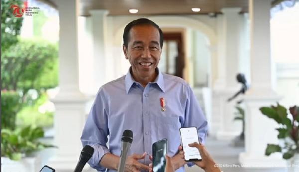 Jokowi Kemeja Biru 2 Presiden Jokowi memakai kemaja berwarna biru khas pasangan Prabowo Subianto-Gibran Rakabuming Raka. (Foto tangkapan layar).