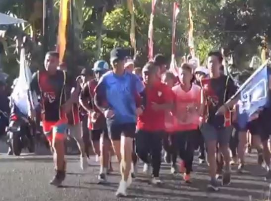 Calon bupati Gunungkidul Sunaryanto berlari sejauh 7 km saat mendaftar ke KPU. (Foto: iNews)