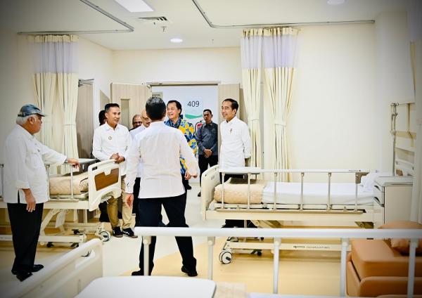 Jokowi Resmikan Pelayanan Kesehatan di RSHS Presiden Jokowi bersama rombongan saat meninjau Gedung Pelayanan Kesehatan Ibu dan Anak di Rumah Sakit Hasan Sadikin (RSHS). (Foto: BPMI Setpres)
