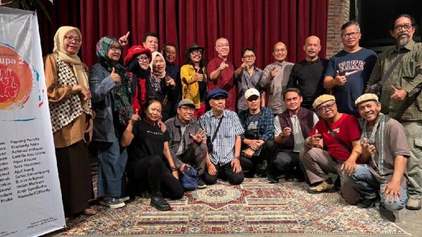Para pelukis di pameran lukisan Tatap Rupa 2 Para pelukis di pameran lukisan Tatap Rupa 2