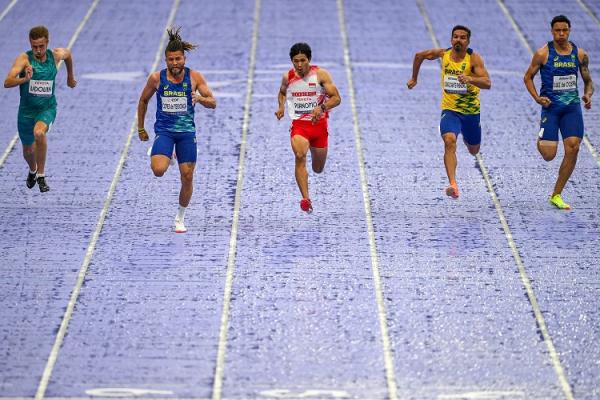 Atlet para atletik Indonesia, Saptoyogo Purnomo, (tengah) berjuang keras pada final nomor 100 meter putra klasifikasi T37 Paralimpiade Paris 2024, Sabtu (31/8/2024) dini hari WIB. (Foto: NOC Indonesia)