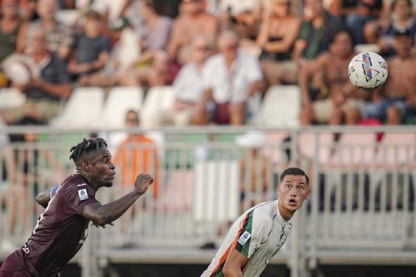 Bek Venezia asal Indonesia Jay Idzes (kanan) Bek Venezia asal Indonesia Jay Idzes (kanan) mengawal striker Torino Duvan Zapata pada pekan ketiga Liga Italia 2024-2025 di Stadio Pier Luigi Penzo, Venezia, Sabtu (31/8/2024) dini hari WIB. Venezia takluk 0-1. (Foto: Marco Alpozzi/LaPresse via AP)