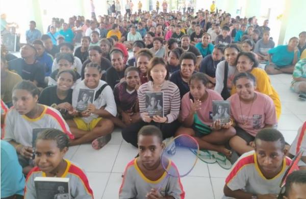 Siswa Sekolah Asrama Taruna Papua bersama Greysia Polii. (Foto: iNews.id)
