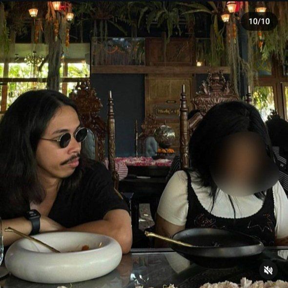 Abi pakai kacamata hitam Abi pakai kacamata hitam saat makan di dalam ruangan