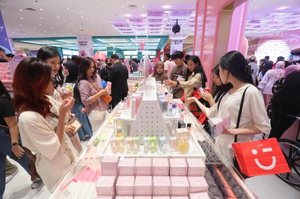 Gen Z dan parfumnya Selain skincare, Gen Z juga suka jajan parfum untuk memaksimalkan tampilannya.