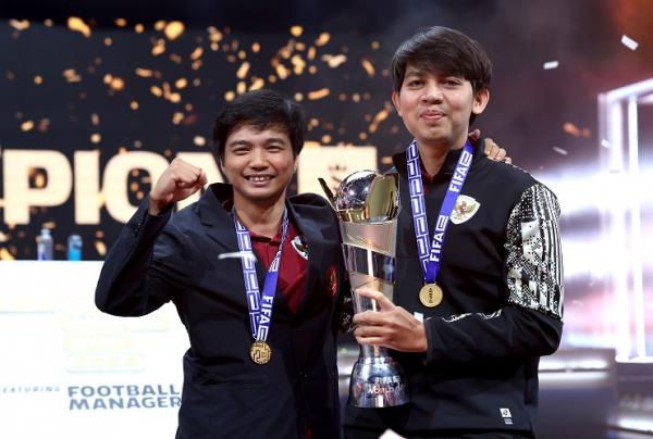Piala Dunia Football Manager Ichsan Taufiq (kiri) dan Budi Muhamad Manar Hidayat membawa Timnas Indonesia juara Piala Dunia Football Manager 2024 di Liverpool, Minggu (2/9/2024).