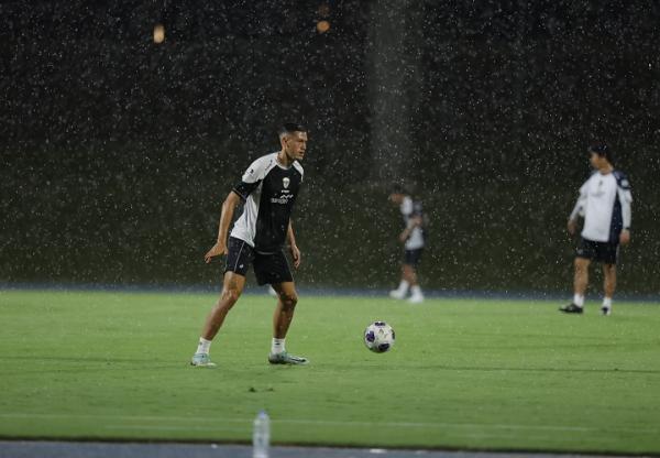 Bek Timnas Indonesia, Jay Idzes, berlatih di bawah Bek Timnas Indonesia, Jay Idzes, berlatih di bawah guyuran hujan di King Abdullah Sports City, Jeddah, Arab Saudi, Senin (2/9/2024). (Foto: PSSI)