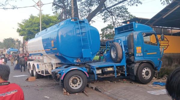 Kecelakaan Beruntun Truk Tangki Jakut X Sudin Gulkarmat Jakut mengungkapkan kronologi kecelakaan beruntun truk tangki menewaskan tiga orang di Pulmpang. Sopir mengalami serangan jantung. (Foto: @sobat_bikers/X)