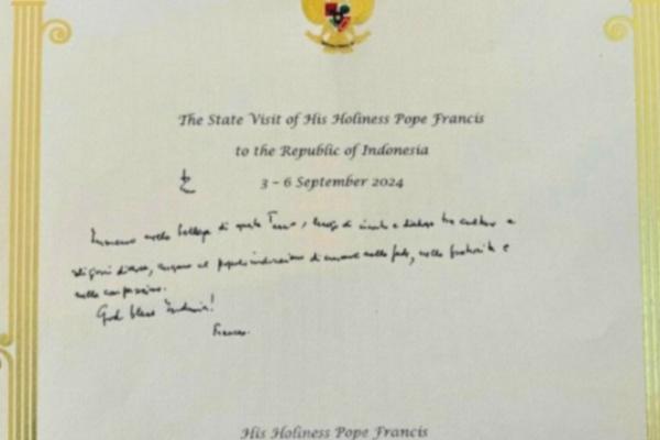 Pesan Paus Fransiskus Paus Fransiskus menuliskan buku tamu kenegaraan di Istana Negara (Foto: Instagram Vatican News)