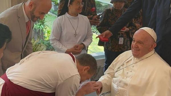 Chef Fiorini bertemu Paus Fransiskus Chef Fiorini mencium tangan Paus Fransiskus