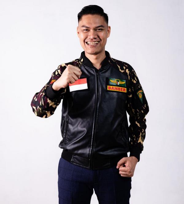 Gus Sakti tampil dengan jaket kulit Gus Sakti tampil dengan jaket kulit