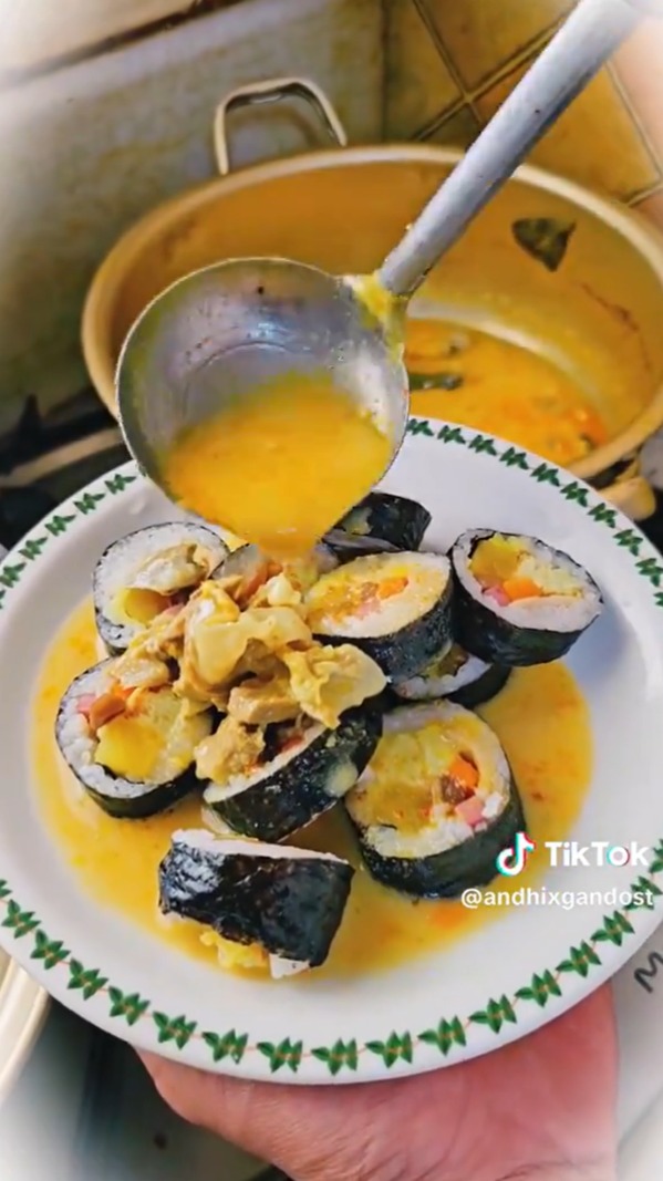 Kimbab pakai kuah lontong sayur Kimbab pakai kuah lontong sayur