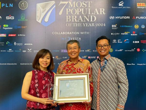 BATIQA Hotel 2 Head of Operation Kartini Zhang, Vice President Director Michael Tjahaja, Digital Marketing Manager Supriadi menerima penghargaan 7 Brand of the Year 2024. (Foto: dok BATIQA)