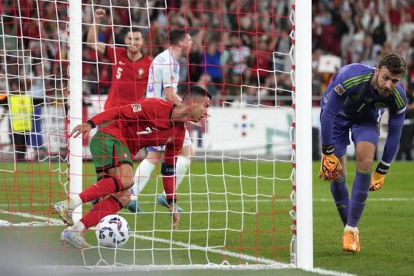 Cristiano Ronaldo mencetak gol kemenangan 2-1 Cristiano Ronaldo mencetak gol kemenangan 2-1 Timnas Portugal atas Skotlandia pada matchday kedua UEFA Nations League di Estadio da Luz, Lisbon, Senin (9/9/2024) dini hari WIB. (Foto: AP Photo/Armando Franca)