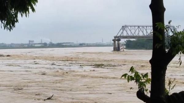 Penampakan Jembatan Phong Chau setelah separuhnya runtuh ke Sungai Merah, Senin, 9 September 2024. (Tangkapan layar video milik Departemen Transportasi Phu Tho via VnExpress)
