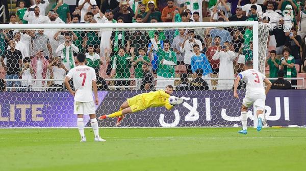 Kiper Timnas Indonesia Maarten Paes memblok tendangan penalti gelandang Arab Saudi Salem Al Dawsari pada putaran ketiga Kualifikasi Piala Dunia 2026 di King Abdullah Sports City, Jeddah, Jumat (6/9/2024) dini hari WIB. (Foto: PSSI)