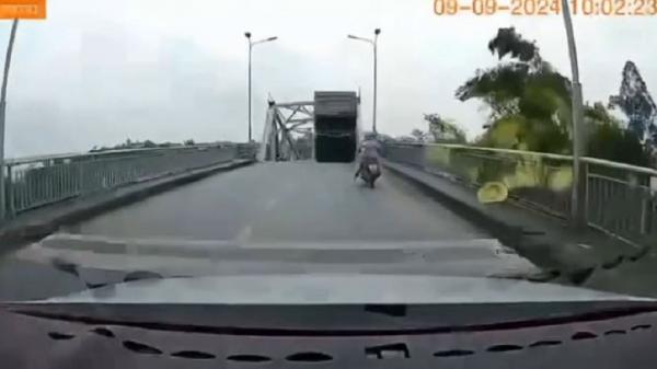 Tangkapan layar detik-detik truk kontainer terjun ke sungai setelah Jembatan Phong Chau di Provinsi Phu Tho, Vietnam, ambruk, Senin (9/9/2024). (Istimewa/via VnExpress)