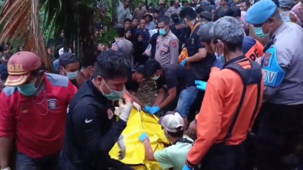 Petugas gabungan mengevakuasi mayat gadis penjual gorengan berinisial NKS (18) yang ditemukan terkubur kebun daerah Guguk, Padang Pariaman, Sumbar, Minggu (8/9/2024). (Foto: MPI/Eka Guspriadi)
