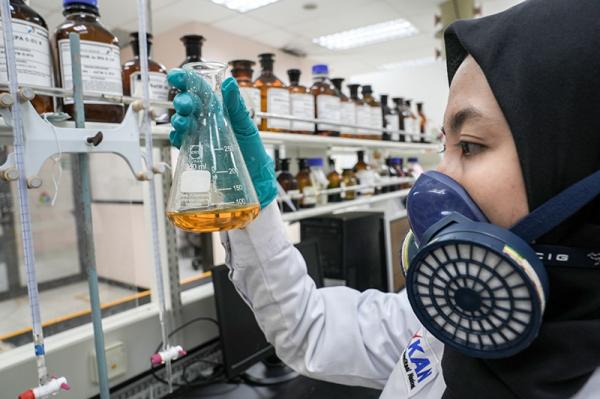 Petugas laboratorium melakukan pengecekan kadar oktana BBM yang diproduksi oleh Kilang Pertamina Internasional (KPI) Unit Cilacap.