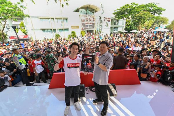 Kevin Sanjaya Program Director Bakti Olahraga Djarum Foundation Yoppy Rosimin (kanan) menobatkan Kevin Sanjaya Sukamuljo sebagai salah satu Hall of Fame PB Djarum di kawasan GOR Djarum Jati, Kudus, Jawa Tengah, Rabu (11/9/2024). (Foto: PB Djarum)
