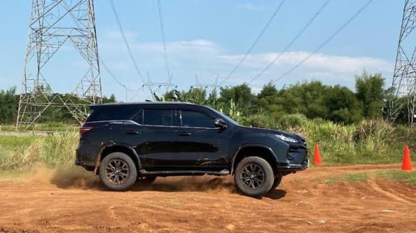 Toyota Fortuner 1