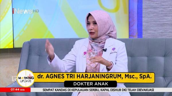 Dokter Spesialis Anak Dokter Spesialis Anak dr Agnes Tri Harjaningrum, SpA, pastikan kematian akibat vaksin itu kasusnya jarang sekali, sehingga bagi orangtua tidak usah ragu mengizinkan anaknya untuk diimunisasi.