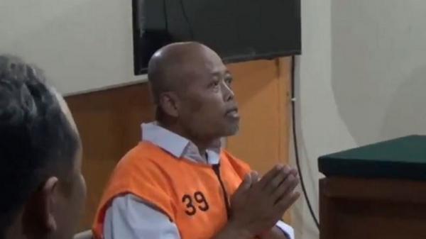 Kakek pelihara ikan aligator divonis 5 bulan penja Kakek Piyono yang memelihara ikan aligator divonis 5 bulan penjara dalam sidang di PN Malang. (Foto: iNews/Deni irwansyah).