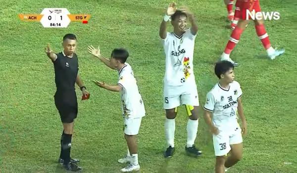 Wasit Eko Agus Sugih Harto (kiri) mengeluarkan ban Wasit Eko Agus Sugiharto (kiri) mengeluarkan banyak keputusan kontroversial saat memimpin laga perempat final PON XXI Aceh-Sumut 2024 antara Aceh vs Sulawesi Tengah (Sulteng) di Stadion Haji Dimurthala, Banda Aceh, Sabtu (14/9/2024) malam. (Foto: i