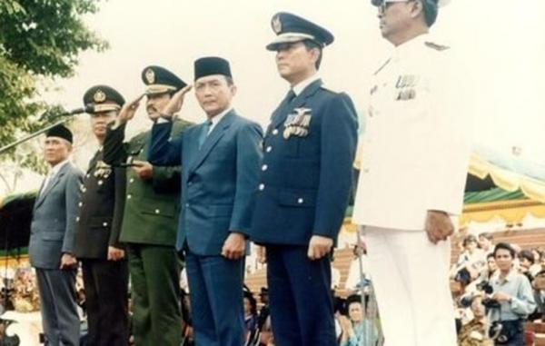 Yogie Suardi Menjabat Gubernur IST Yogie Suardi Memet (tengah) pernah menjabat sebagai Gubernur Jawa Barat (Foto: jabarprov.go.id)