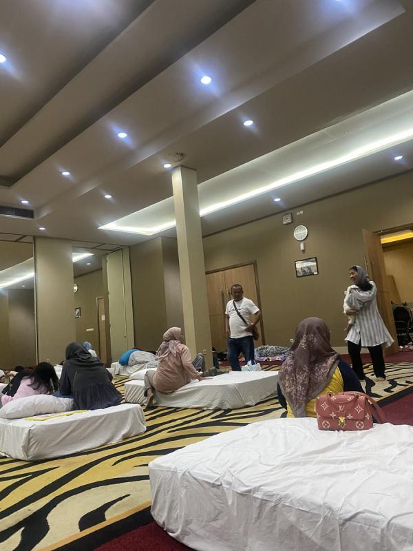 Suasana di dalam Ballroom Royal Safari Suasana di dalam Ballroom Royal Safari yang dijadikan lokasi istirahat para wisatawan yang terjebak macet parah Puncak Bogor.