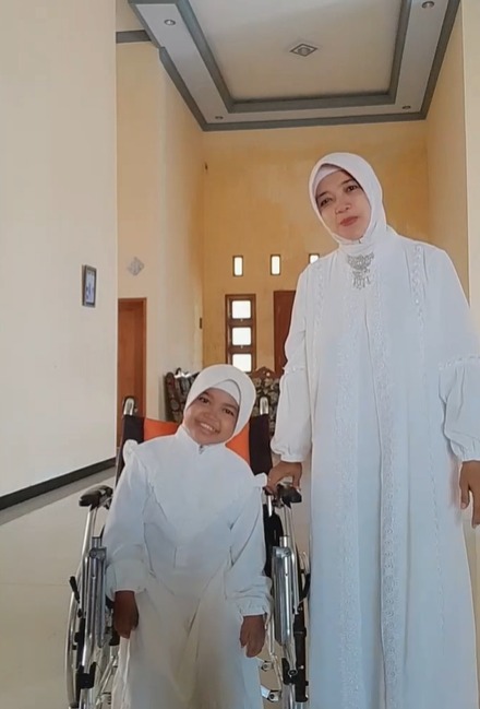 Bilqis dan ibunya Bilqis dan ibunya saat membuat konten bersama. (Foto: Instagram)