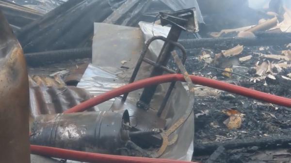 Tempat produksi oleh-oleh khas Trenggalek terbakar Kebakaran melanda tempat produksi dan gudang jajanan oleh-oleh khas Trenggalek di Dusun Kranding, Desa Bendorejo, Kecamatan Pogalan, Trenggalek, Jawa Timur, Selasa (17/9/2024) sore. (Foto: Anang Agus Faisal).