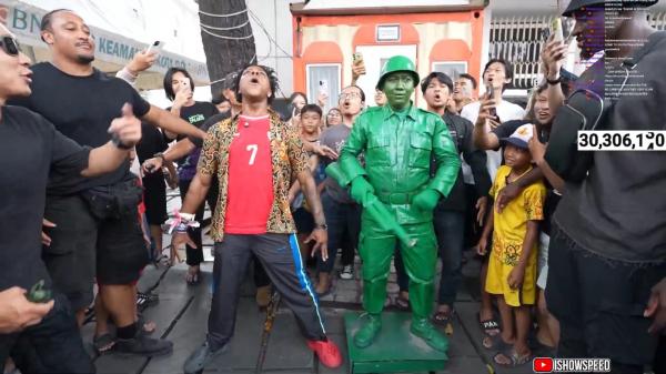 IShowSpeed foto dengan manusia patung IShowSpeed foto dengan manusia patung