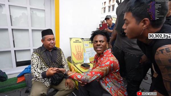 IShowSpeed jajal baca garis tangan IShowSpeed jajal baca garis tangan