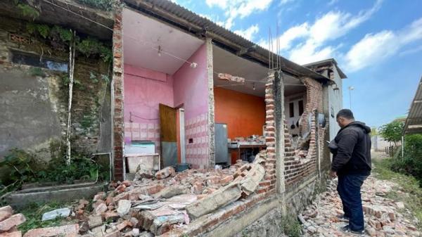 kerusakan gempa bandung Kerusakaan rumah warga di Kecamatan Kertasari akibat gempa bumi Magnitudo 5,0 yang mengguncang Kabupaten Bandung, Rabu (18/9/2024). (Foto: MPI/Agi Ilman)