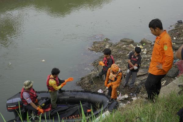 Pencarian Korban Hilang IST Remaja 18 tahun ditemukan di Kali Bekasi, Rabu (18/9/2024) (Foto: ist)