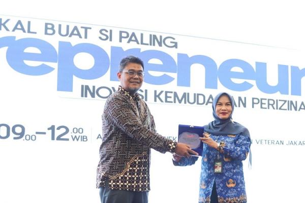 Pung Purwanto Pemimpin Redaksi SINDOnews.com Pung Purwanto Pemimpin Redaksi SINDOnews.com bersama Dekan Fakultas Ekonomi dan Bisnis (FEB) UPN Veteran Jakarta Jubaedah. (Foto: iNews Media Group/Aldhi Chandra Setiawan).