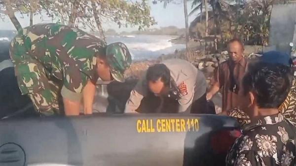 Mayat bocah perempuan di Lebak banten Polisi saat mengevakuasi bocah perempuan asal Cilegon yang mayatnya ditemukan dengan wajah ditutup lakban di pinggir pantai Desa Cihara, Kabupaten Lebak, Banten. (Foto: iNews/Iskandara Nasution)