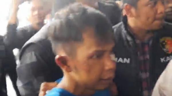 Indra Septiarman pembunuh Indra Septiarman berusia 26 tahun pembunuh gadis penjual gorengan, turut dihadirkan dalam konferensi pers di Polda Sumbar, Sabtu (21/9/2024). (Foto: Eka Guspriadi).