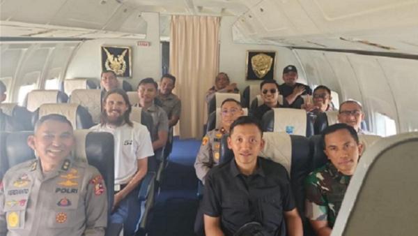 Pilot Susi Air, Philip Mark Mehrtens menuju ke Jakarta menggunakan pesawat TNI AU. (Foto istimewa).