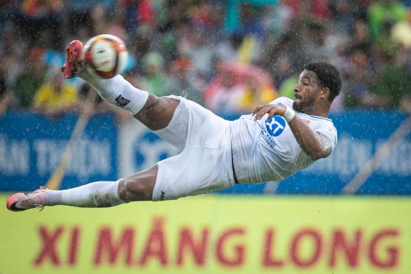 Rafaelson Fernandes Nguyen Xuan Son Striker asal Brasil Rafaelson Fernandes resmi menjadi pemain naturalisasi Vietnam, dan berganti nama menjadi Nguyen Xuan Son. (Foto: Instagram @rafaelson_10)