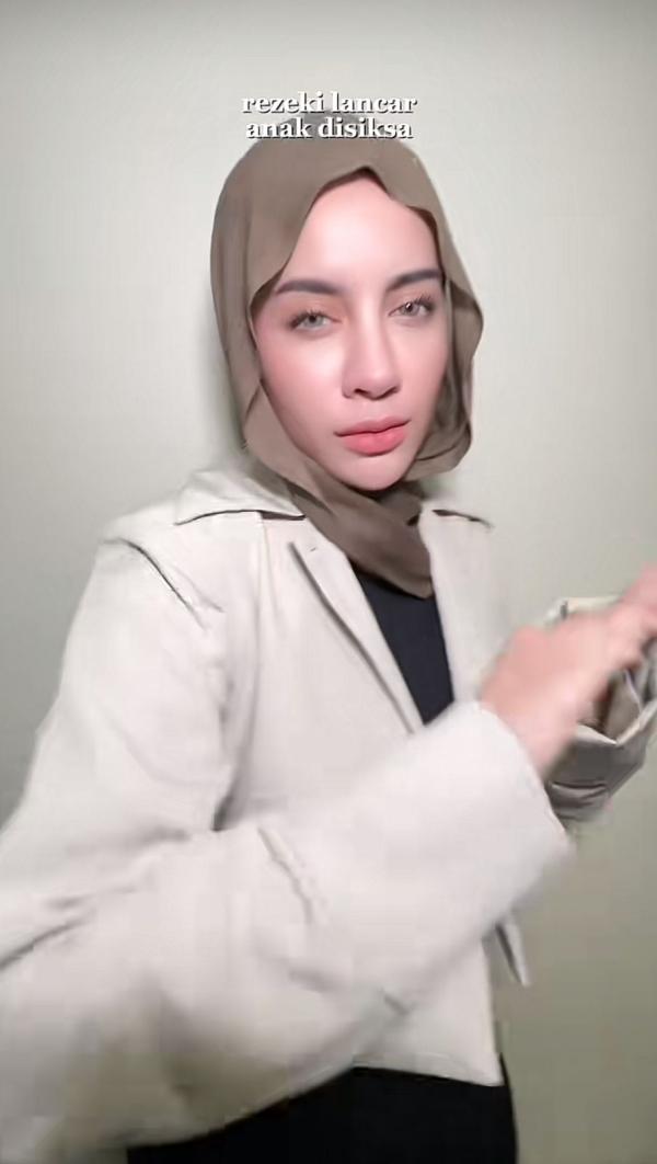 Aghnia Punjabi dihujat netizen Aghnia Punjabi dihujat netizen, karena menjadikan kasus penyiksaan anak sendiri sebagai konten TikTok. (Foto: TikTok)