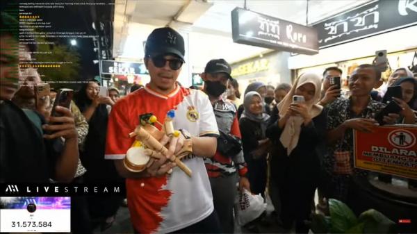 Atta Halilintar di Yogyakarta Momen saat Atta Halilintar memborong mainan tradisional yang dijual di pinggir jalan di kawasan Malioboro, Yogyakarta. (Foto: Youtube)