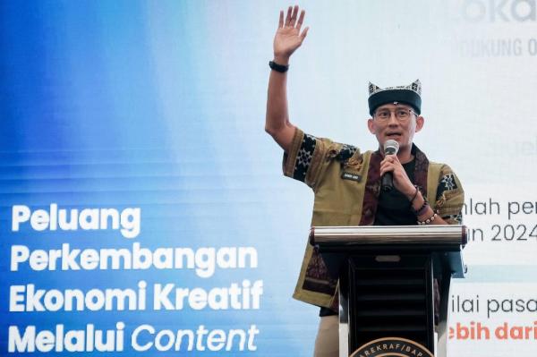 Sandiaga Uno di Banyuwangi Ssndiaga Uno saat memberikan pembekalan terkait pentingnya menguasai dunia digital bagi pelaku ekraf di Banyuwangi, Jawa Timur. (Foto: Kemenparekraf)