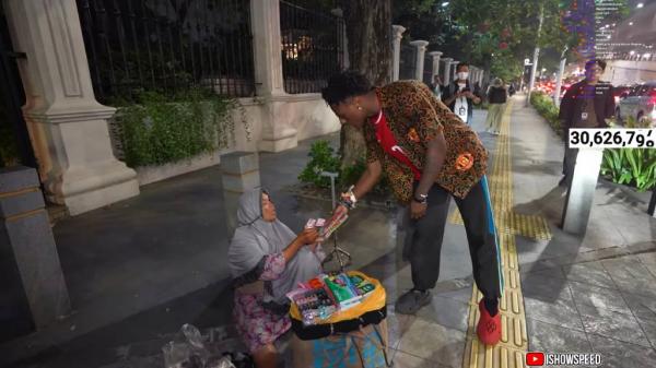 Speed membantu ibu penjual tisu Speed membantu ibu penjual tisu di pinggir jalan Jakarta. (Foto: Youtube)
